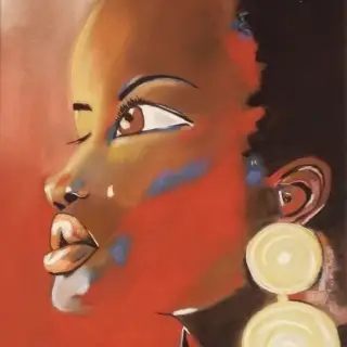 Profil de femme africaine au visage orangé et rouge, lèvres pleines, grandes boucles d'oreilles rondes couleur crème, sur un fond sombre.