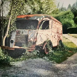 Vieille camionnette Citroën rouillée, envahie de lierre, au bout d'une allée de gravier, dans un jardin ombragé.