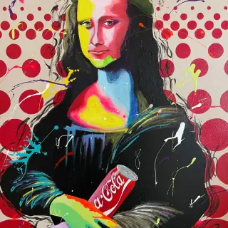 La Joconde en pop art : visage multicolore, béret vert à étoile rouge, une canette de Coca-Cola à la main, sur un fond de pois rouges et de giclures de peinture.