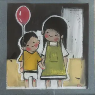 Une fillette en salopette verte tient par la main un petit garçon en tee-shirt jaune qui tient un ballon rouge, sur un fond noir et blanc au sol jaune.