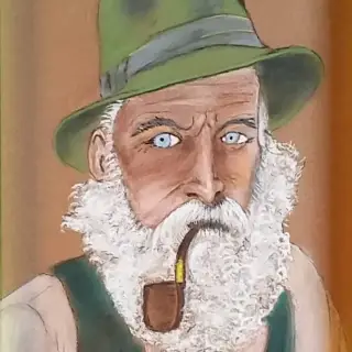 Vieil homme à la barbe blanche foisonnante et aux yeux bleus, chapeau vert, une pipe en bois à la bouche, gilet vert sur une chemise claire, sur un fond ocre orangé.