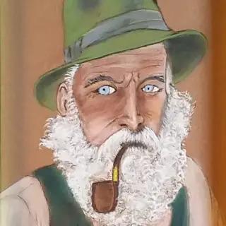 Vieil homme à la barbe blanche foisonnante et aux yeux bleus, chapeau vert, une pipe en bois à la bouche, gilet vert sur une chemise claire, sur un fond ocre orangé.