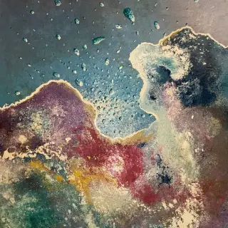 Composition abstraite évoquant le cosmos : un ciel bleu sombre piqué de gouttes, au-dessus d'une nébuleuse de violet, de rouge, de vert et d'ocre.