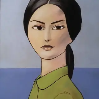Jeune femme aux cheveux noirs tirés en queue de cheval, regard grave, en blouse vert olive, devant une mer bleu profond et un ciel bleu pâle.
