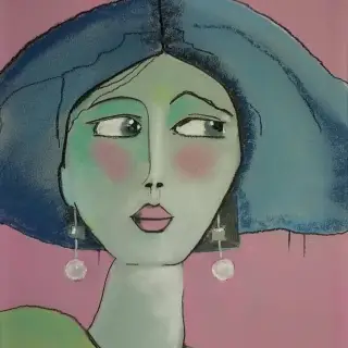 Femme au visage vert pâle et aux joues roses, cheveux bleus coupés au carré, boucles d'oreilles pendantes, haut vert, sur un fond rose.