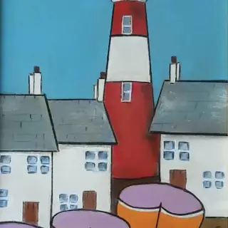 Phare rayé rouge et blanc dressé derrière des maisons blanches aux toits d'ardoise, avec au premier plan des coques de barques mauve, rouge et orange, sous un ciel bleu vif.
