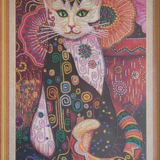 Chat stylisé assis, le corps couvert de spirales et de motifs à la Klimt en strass dorés, roses et verts, sur un fond rouge et rose, dans un encadrement doré.