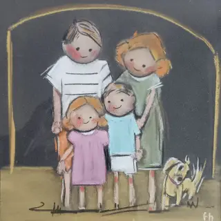 Une famille en rang, souriante : un garçon en marinière, une fille rousse en robe verte, deux petits en rose et en bleu, et un chien jaune à leurs pieds, sous une arche ocre sur fond noir.