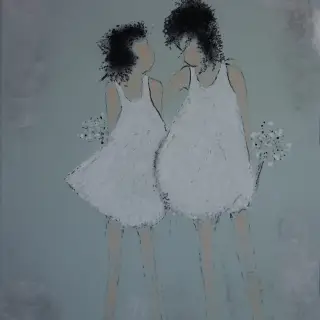 Deux fillettes aux cheveux noirs frisés, en robes blanches bouffantes, tenant chacune un petit bouquet blanc, sur un fond gris vert brumeux.