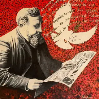 Jean Jaurès en gris, assis, lisant L'Humanité, à côté d'une colombe blanche portant un rameau d'olivier, sur un fond rouge où s'écrit sa phrase « Le courage, c'est de comprendre sa propre vie… ».