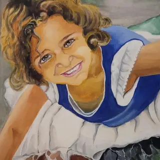 Fillette aux cheveux bouclés, souriante, allongée sur des rochers en robe bleue et blanche, levant les yeux vers nous.