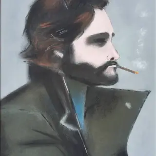 Homme barbu aux cheveux bruns en bataille, de profil, une cigarette aux lèvres et la fumée qui monte, col de son caban vert relevé, sur un fond gris bleuté très pâle.