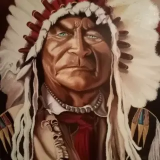 Chef amérindien au visage buriné, coiffe de plumes blanches et rouges, collier de perles, sur un fond brun sombre.