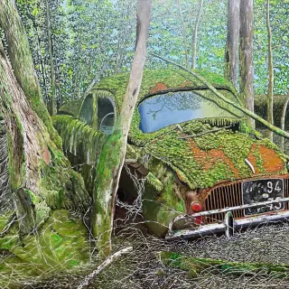 Vieille voiture couverte de mousse verte, prisonnière des arbres et des branches au milieu d'une forêt lumineuse.