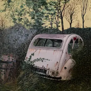 2 CV rose pâle vue de l'arrière, abandonnée dans une haie, à côté de vieux tonneaux, sous des arbres dénudés et un ciel jaune pâle.