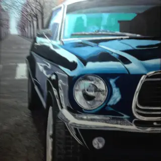 Avant d'une Ford Mustang bleu nuit aux chromes brillants, garée dans une rue bordée d'arbres où se reflètent les façades.