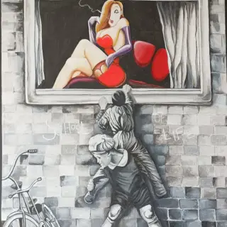 Scène en noir et blanc : deux garçons escaladent un mur de briques pour regarder par une fenêtre une femme rousse en robe rouge, seule en couleur, qui fume ; un vélo est appuyé contre le mur.