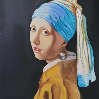 La Jeune Fille à la perle d'après Vermeer : turban bleu et jaune, veste ocre, grosse perle à l'oreille, se retournant sur un fond noir.