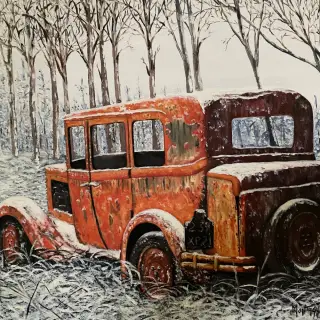 Vieille voiture des années trente, rouillée, orange et bordeaux, abandonnée dans un sous-bois de bouleaux sous la neige.
