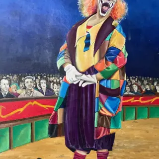 Clown au visage blanc et aux cheveux orange, riant, en manteau de patchwork multicolore et grandes chaussures vertes, sur la piste d'un cirque devant les spectateurs, sur un fond bleu nuit.
