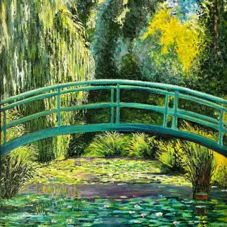 Pont japonais vert enjambant un bassin couvert de nymphéas, entre des saules pleureurs et une végétation luxuriante, à la manière de Monet.