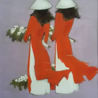 Deux femmes vues de dos, en longues tuniques rouge orangé sur pantalons blancs et chapeaux coniques, tenant des bouquets de fleurs blanches, sur un fond lilas.
