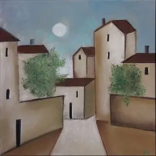 Ruelle d'un village provençal aux maisons beiges et aux toits de tuiles, avec deux arbres verts, sous une pleine lune dans un ciel bleu pâle.