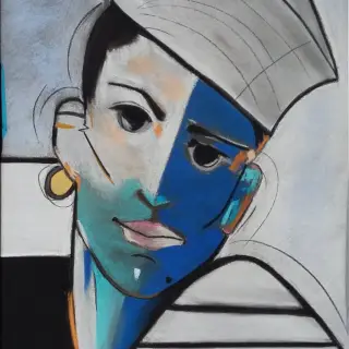 Visage de femme stylisé à la manière cubiste, moitié chair, moitié bleu, sous un bonnet de marin blanc, boucle d'oreille dorée et marinière rayée, en aplats gris, noirs et blancs.