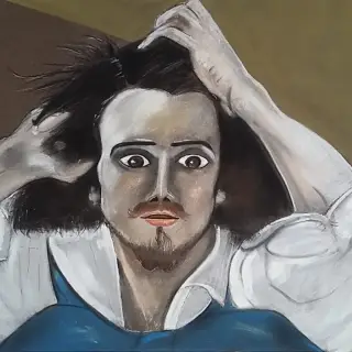 Jeune homme aux longs cheveux bruns, les deux mains plongées dans la chevelure et les yeux écarquillés, chemise blanche ouverte, sur un fond brun olive, dans la pose du « Désespéré » de Courbet.