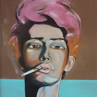 Jeune homme à la mèche rose, une cigarette aux lèvres, le regard en coin, sur un fond brun barré d'une bande turquoise.