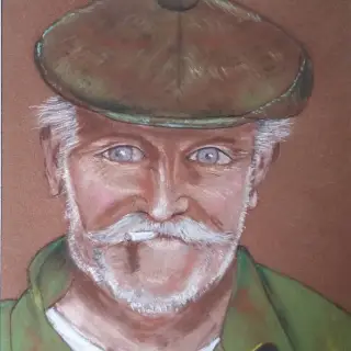 Vieil homme souriant à la moustache blanche, une cigarette aux lèvres, yeux bleus, casquette plate et veste verte sur un tee-shirt blanc, sur un fond brun rouge.