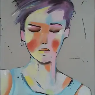 Jeune femme aux cheveux courts violets, les yeux fermés, le visage couvert de touches de couleur orange, jaune, rose et bleue, en débardeur bleu clair, sur un fond gris piqué de traits noirs.