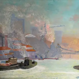 Port fluvial dans la brume : une péniche sur l'eau claire, des usines qui fument, une grue et un pont métallique, sous un soleil jaune couchant.