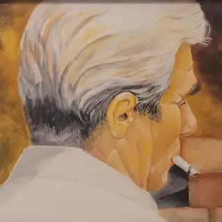 Homme aux cheveux blancs vu de dos et de profil, une cigarette aux lèvres, chemise blanche, devant un fond brun et ocre.