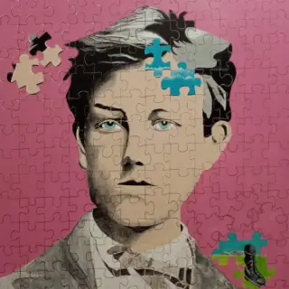 Portrait d'Arthur Rimbaud jeune, en noir et blanc, sur un puzzle rose dont des pièces turquoise se détachent, avec un godillot dans un coin.