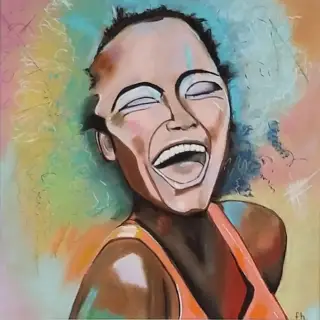 Femme noire riant aux éclats, les yeux fermés, cheveux frisés teintés de bleu, épaule nue sous une bretelle orange, sur un fond pastel rose, jaune et vert.