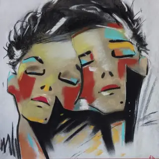Deux visages serrés joue contre joue, les yeux fermés, cheveux noirs, peau marquée de taches rouges, jaunes et bleues, tracés à grands traits noirs sur un fond blanc.